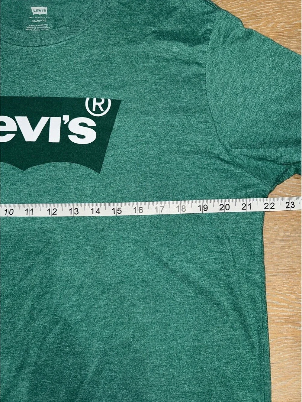 Levi’s Standard Fit Classic Graphic T-SHIRT  SIZE LARGE Green